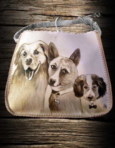 Borsa in cuoio con tre cani incisi con il pirografo