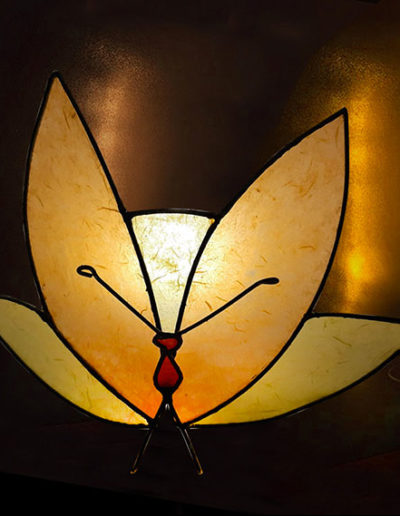 Lampada a forma di farfalla in ferro battuto e carta di riso