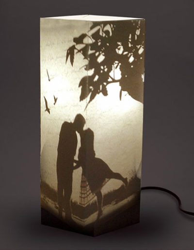 Lampada in cartoncino in bianco e nero con innamorati alta 33 cm.