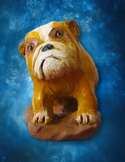 Piccola statuina di terracotta di cane bulldog. Fatto a mano