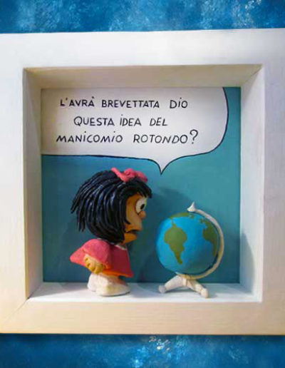 Statuina con quadretto del fumetto Mafalda che parla con mappamondo