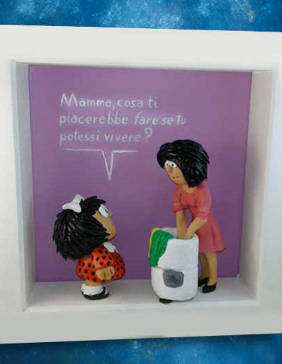 Statuina con quadretto del fumetto Mafalda e sua mamma che lava i panni