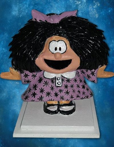 Statuina di terracotta del fumetto Mafalda su base di legno. Fatto a mano