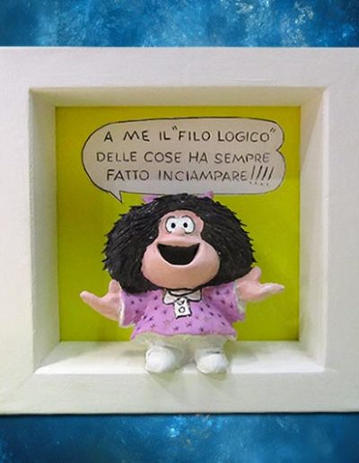 Statuina di terracotta del fumetto Mafalda all'interno di una cornice di legno massello bianca con scritta: