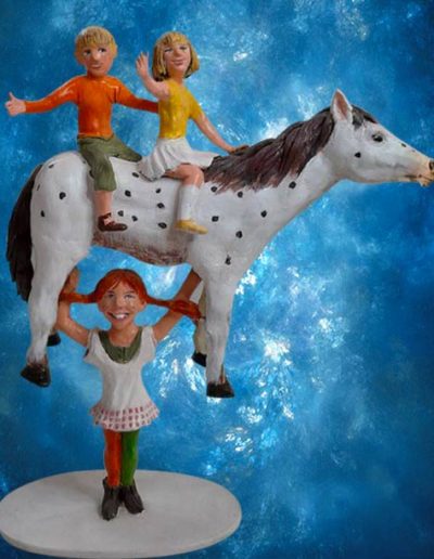 Statuine di Terracotta di Pippi calzelunghe mentre sostiene il suo cavallo Zietto, sul quale ci sono i suoi amici Tommy e Annika. Fatto a mano