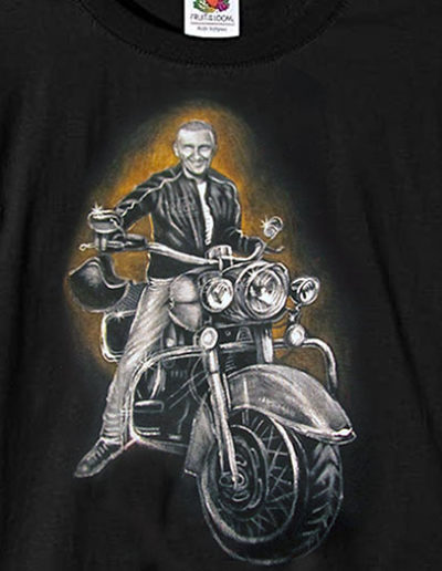 T-shirt dipinta a mano con motociclista su harley davidson