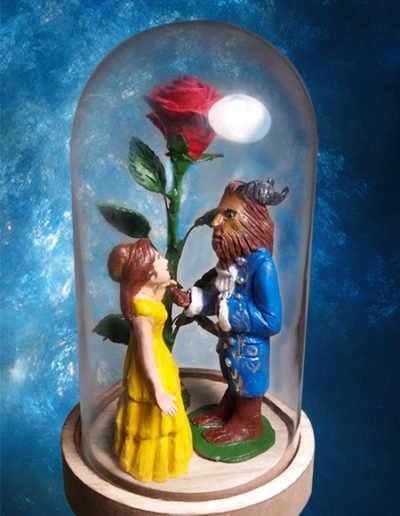 Cake topper sposi di terracotta raffiguranti La Bella e la Bestia dentro la campana di vetro con la rosa incantata. Fatto a mano