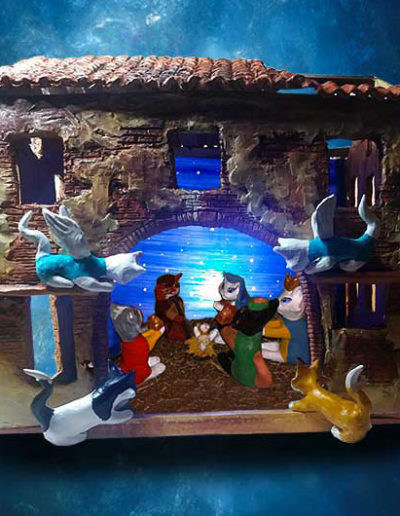 Gruppo di 10 statuine di gatto a guisa di presepe, la natività, i re magi, 2 angeli e due gattini all'interno di una casetta interamente realizzata a mano in terracotta con sfondo luminoso