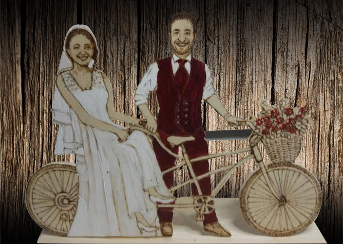 Incisioni a pirografo sposi in bicicletta